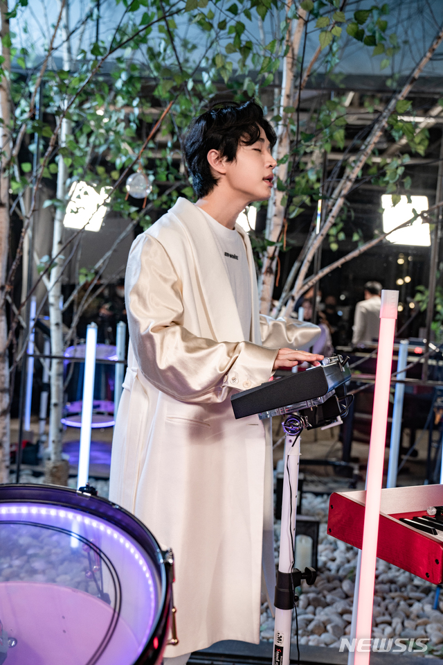 [서울=뉴시스]헨리가 18일 새 미니앨범 미디어 쇼케이스에서 타이틀곡 '라디오' 퍼포먼스를 하고 있다. (사진=몬스터엔터테인먼트그룹 제공) 2020.11.18. photo@newsis.com