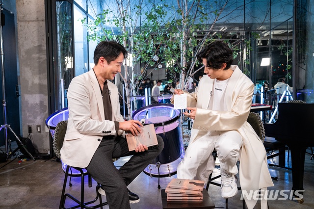 [서울=뉴시스]헨리가 18일 새 미니앨범 미디어 쇼케이스를 진행하고 있다. (사진=몬스터엔터테인먼트그룹 제공) 2020.11.18. photo@newsis.com