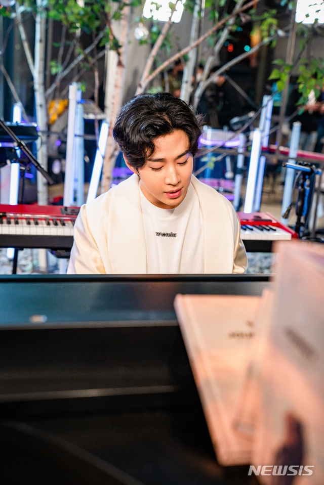 [서울=뉴시스]헨리가 18일 새 미니앨범 미디어 쇼케이스에서 피아노를 치고 있다. (사진=몬스터엔터테인먼트그룹 제공) 2020.11.18. photo@newsis.com