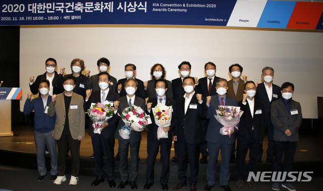 [전주=뉴시스] 한훈 기자 = 김승수 전북 전주시장은 18일 서울 써밋 갤러리에서 열린 '2020 대한민국 공간문화대상' 시상식에서 대통령상장을 받았다.(사진=전주시 제공).2020.11.18.&nbsp; photo@newsis.com