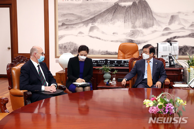 [서울=뉴시스]박병석 국회의장과 볼프강 앙거홀처 주한오스트리아 대사. 2020.11.18 (사진=국회의장실 제공) 
