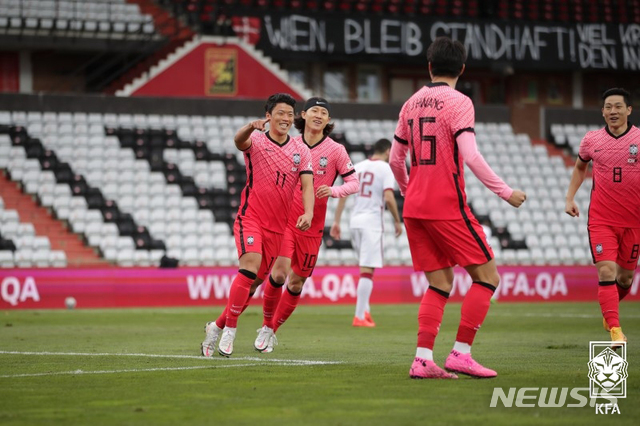 [서울=뉴시스]남자축구국가대표팀 황희찬이 17일(현지시간) 오스트리아 마리아엔처스도로프 BSFZ아레나에서 열린 한국 vs 카타르 경기에서 골을 넣고 세레머니를 하고 있다. (사진=대한축구협회 제공) 2020.11.18.photo@newsis.com