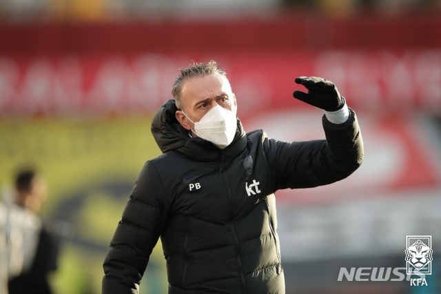 [서울=뉴시스]남자축구국가대표팀 파울루 벤투 감독이 17일(현지시간) 오스트리아 마리아엔처스도로프 BSFZ아레나에서 열린 한국 vs 카타르 경기를 지켜보고 있다. (사진=대한축구협회 제공) 2020.11.18.photo@newsis.com