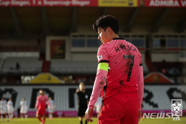 [서울=뉴시스]남자축구국가대표팀 손흥민이 17일(현지시간) 오스트리아 마리아엔처스도로프 BSFZ아레나에서 열린 한국 vs 카타르 경기에서 잠시 숨을 고르고 있다. (사진=대한축구협회 제공) 2020.11.18.photo@newsis.com