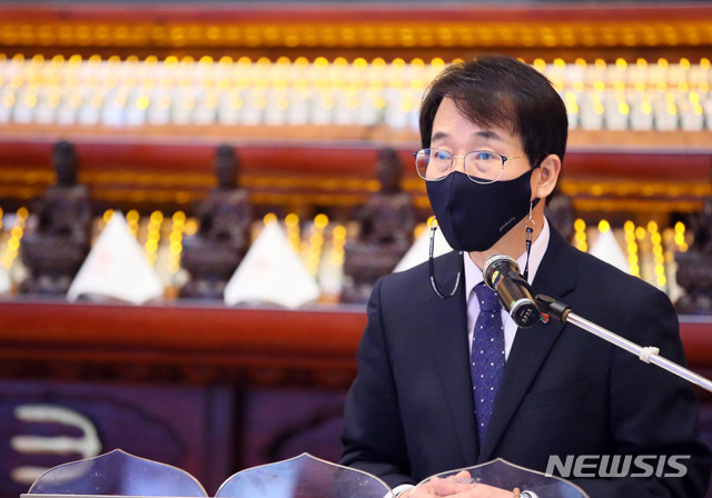 [서울=뉴시스] 최동준 기자 = 이원욱 제21대 국회 정각회 신임 회장이 18일 서울 종로구 조계사 대웅전에서 열린 제21대 국회 정각회 개원 및 회장 취임법회에서 취임사하고 있다. (공동취재사진) 2020.11.18.&nbsp; photo@newsis.com