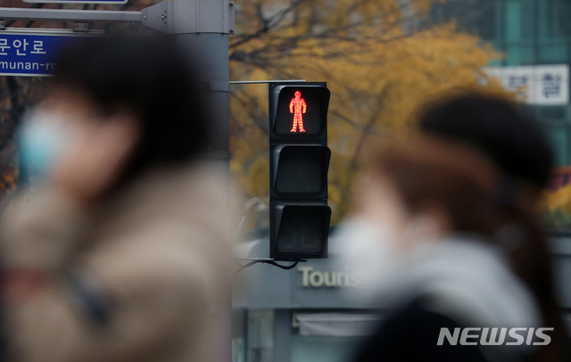 [서울=뉴시스] 고승민 기자 = 정부가 사회적 거리두기 1.5단계로 코로나19 유행세를 통제하겠다고 나섰지만 작업장과 사우나 등 일상감염이 지속되고 있는 18일 서울 광화문 사거리에서 마스크를 쓴 시민들이 출근하고 있다. 2020.11.18.  kkssmm99@newsis.com