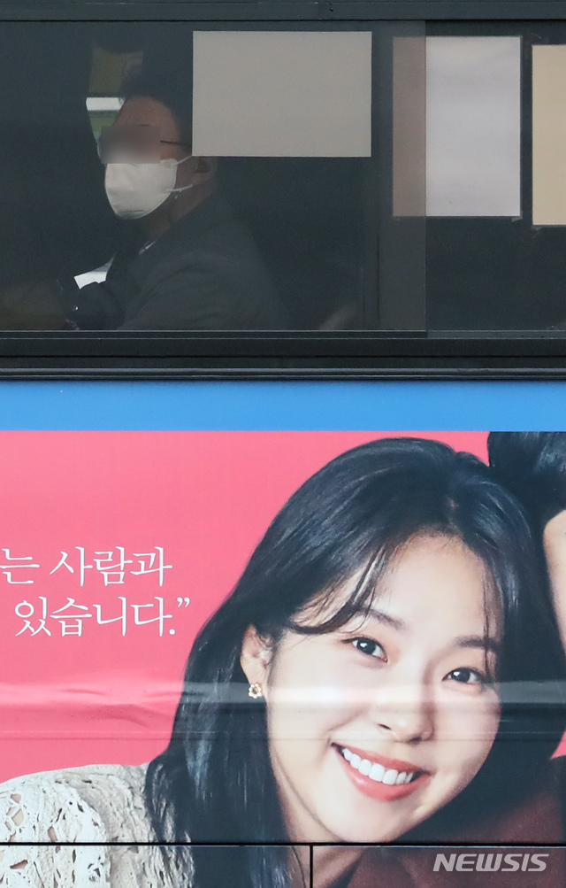 [서울=뉴시스] 고승민 기자 = 정부가 사회적 거리두기 1.5단계로 코로나19 유행세를 통제하겠다고 나섰지만 작업장과 사우나 등 일상감염이 지속되고 있는 18일 서울 광화문 사거리에서 마스크를 쓴 시민들이 출근하고 있다. 2020.11.18.&nbsp; kkssmm99@newsis.com 