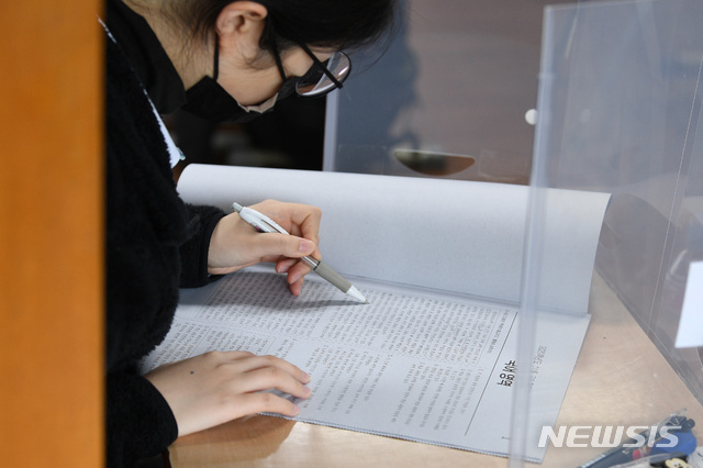 [대구=뉴시스] 이무열 기자 = 2021학년도 대학수학능력시험을 앞두고 18일 오전 대구 중구 중앙고등학교 고3 수험생들이 마지막 학력평가를 치르고 있다. 2020.11.18.lmy@newsis.com