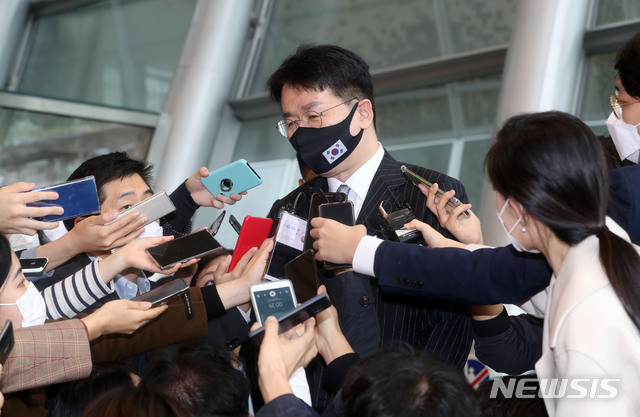 [서울=뉴시스]홍효식 기자 = 조원태 한진그룹 회장이 18일 오전 서울 영등포구 여의도 전국경제인연합회(전경련) 회관에서 열린 '제32차 한미재계회의 총회 2일차'에 참석해 고 조양호 전 한진그룹 회장에 대한 공로패를 전달받은 뒤 취재진 질문에 답하고 있다. 2020.11.18.&nbsp; yesphoto@newsis.com