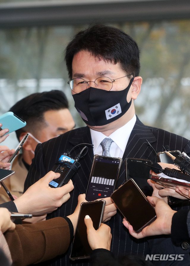 [서울=뉴시스]홍효식 기자 = 조원태 한진그룹 회장이 18일 오전 서울 영등포구 여의도 전국경제인연합회(전경련) 회관에서 열린 '제32차 한미재계회의 총회 2일차'에 참석해 고 조양호 전 한진그룹 회장에 대한 공로패를 전달받은 뒤 취재진 질문에 답하고 있다. 2020.11.18.&nbsp; yesphoto@newsis.com