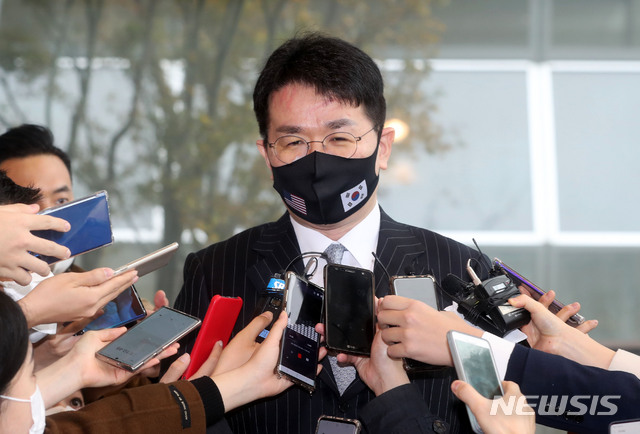 [서울=뉴시스]홍효식 기자 = 조원태 한진그룹 회장이 18일 오전 서울 영등포구 여의도 전국경제인연합회(전경련) 회관에서 열린 '제32차 한미재계회의 총회 2일차'에 참석해 고 조양호 전 한진그룹 회장에 대한 공로패를 전달받은 뒤 취재진 질문에 답하고 있다. 2020.11.18.  yesphoto@newsis.com