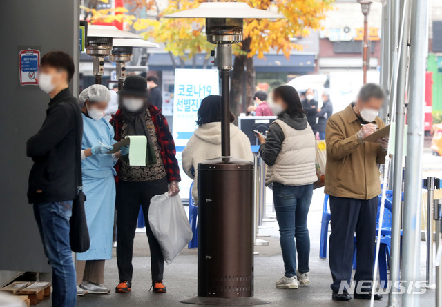 [서울=뉴시스]홍효식 기자 = 신종 코로나바이러스 감염증(코로나19) 신규 확진자가 313명으로 집계된 18일 오후 서울 영등포구 보건소에 마련된 선별진료소를 찾은 시민들이 검사를 위해 접수하고 있다. 2020.11.18.   yesphoto@newsis.com