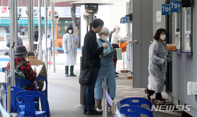 [서울=뉴시스]홍효식 기자 = 신종 코로나바이러스 감염증(코로나19) 신규 확진자가 313명으로 집계된 18일 오후 서울 영등포구 보건소에 마련된 선별진료소를 찾은 시민들이 검사를 위해 접수하고 있다. 2020.11.18.&nbsp; yesphoto@newsis.com