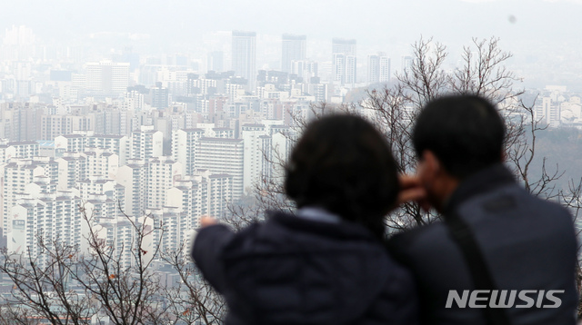 [서울=뉴시스] 고승민 기자 = 전셋값 상승세가 전국으로 확산한 상황에서 정부가 전세대책 발표를 하루 늦추는 등 막판까지 고심중인 18일 서울 남산에서 바라본 서울 아파트 및 주택 모습. 현재 정부가 검토중인 대책은 '매입임대'가 유력한 것으로 전해지지만, 한정된 자원으로 수도권 지역에서 임대주택을 대량 확보할 수 있을지 회의적인 시각이 많아 숙고중인 것으로 알려졌다. 2020.11.18.&nbsp; kkssmm99@newsis.com