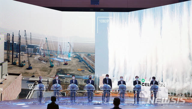 [인천=뉴시스]박영태 기자 = 문재인 대통령이 18일 인천 연수구 송도의 연세대 인천 글로벌 캠퍼스에서 열린 대한민국 바이오산업에 참석해 셀트리온과 삼성바이오로직스의 온라인 기공식 발파버튼을 누루고 있다. 오른쪽부터 박능후 보건복지부 장관, 성윤모 산업통상자원부 장관, 홍남기 경제부총리 겸 기획재정부 장관, 서정진 셀트리온 회장, 문재인 대통령, 김태한 삼성바이오로직스 대표, 박남춘 인천광역시장, 최기영 과학기술정보통신부 장관. 2020.11.18.since1999@newsis.com