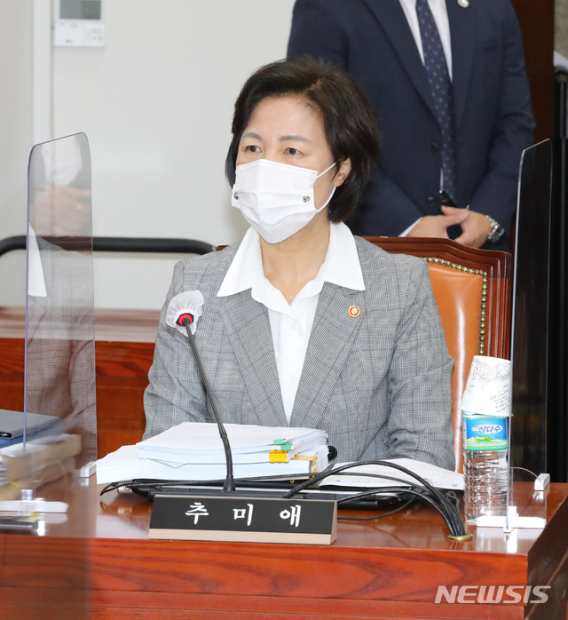 [서울=뉴시스] 최동준 기자 = 추미애 법무부 장관이 18일 오후 서울 여의도 국회에서 열린 공수처장 후보 추천위원회 3차회의에 참석해 있다. (공동취재사진) 2020.11.18. photo@newsis.com