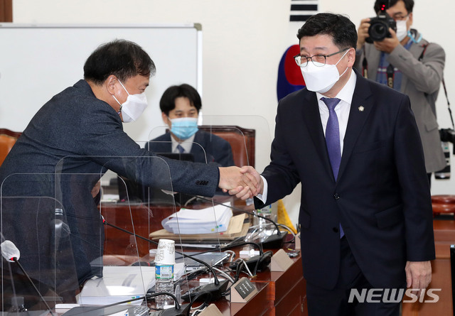 [서울=뉴시스] 김진아 기자 = 이찬희 대한변호사협회 회장(오른쪽)과 김종철 연세대 법학전문대학원 교수가 18일 서울 여의도 국회에서 열린 공수처장후보자추천위원회 3차회의에서 인사를 나누고 있다. (공동취재사진) 2020.11.18.&nbsp; photo@newsis.com