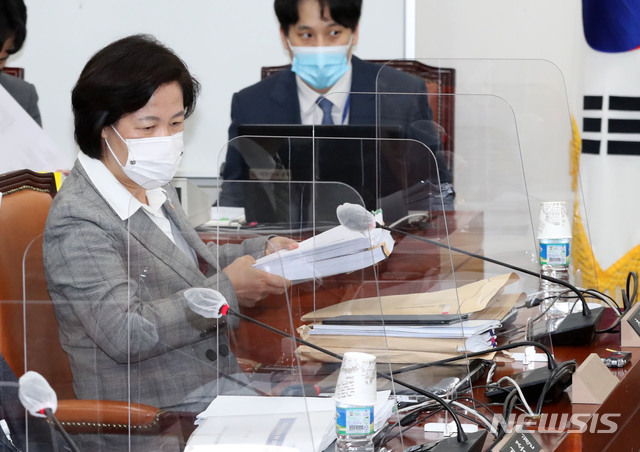 [서울=뉴시스] 김진아 기자 = 추미애 법무부 장관이 18일 서울 여의도 국회에서 열린 공수처장후보자추천위원회 3차회의에 참석해 자료를 정리하고 있다. (공동취재사진) 2020.11.18.&nbsp; photo@newsis.com