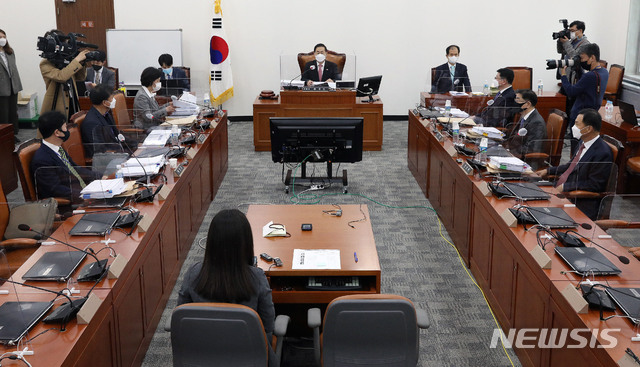 [서울=뉴시스] 김진아 기자 = 조재연 공수처장후보추천위원장이 18일 서울 여의도 국회에서 열린 공수처장후보자추천위원회 3차회의에서 발언을 하고 있다. (공동취재사진) 2020.11.18. photo@newsis.com