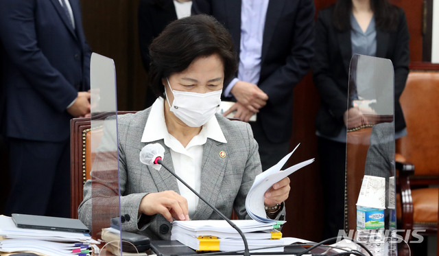 [서울=뉴시스] 김진아 기자 = 추미애 법무부 장관이 지난 18일 서울 여의도 국회에서 열린 공수처장후보자추천위원회 3차회의에 참석해 자료를 정리하고 있다. (공동취재사진) 2020.11.18. photo@newsis.com