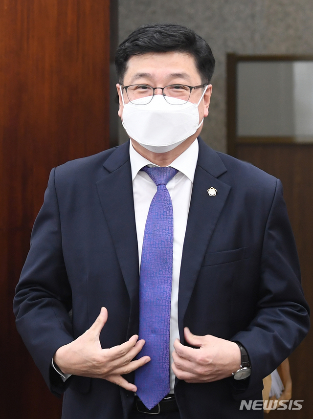 [서울=뉴시스] 최동준 기자 = 이찬희 대한변협회장이 18일 오후 서울 여의도 국회에서 열린 고위공직자범죄수사처(공수처)장 후보자추천위원회 3차 회의에 참석하고 있다. (공동취재사진) 2020.11.18.&nbsp; photo@newsis.com