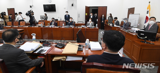 [서울=뉴시스] 최동준 기자 = 조재연 공수처장후보추천위원장이 18일 오후 서울 여의도 국회에서 열린 고위공직자범죄수사처(공수처)장후보자추천위원회 3차 회의에서 발언하고 있다. (공동취재사진) 2020.11.18.&nbsp; photo@newsis.com