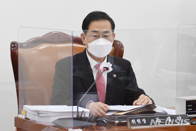 [서울=뉴시스] 최동준 기자 = 조재연 공수처장후보추천위원장이 18일 오후 서울 여의도 국회에서 열린 공수처장후보자추천위원회 3차 회의에서 발언하고 있다. (공동취재사진) 2020.11.18.&nbsp; photo@newsis.com