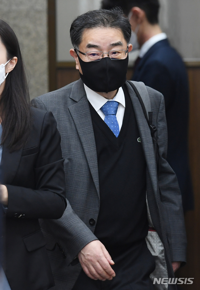 [서울=뉴시스] 최동준 기자 = 이헌 변호사가 18일 오후 서울 여의도 국회에서 열린 고위공직자범죄수사처(공수처)장 후보자추천위원회 3차 회의에 참석하고 있다. (공동취재사진) 2020.11.18. photo@newsis.com