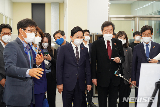 [제주=뉴시스]우장호 기자 = 더불어민주당 이낙연 대표가 18일 오후 제주시 영평동에 위치한 전기차 배터리산업화 센터를 방문해 원희룡 제주지사와 함께 시설을 둘러보고 있다. 2020.11.18. woo1223@newsis.com