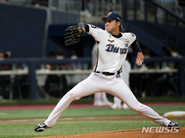 [서울=뉴시스] 박주성 기자 = 18일 오후 서울 구로구 고척스카이돔에서 열린 2020 KBO 한국시리즈 2차전 NC 다이노스와 두산 베어스의 경기, 1회초 NC 선발 구창모가 역투하고 있다. 2020.11.18. park7691@newsis.com