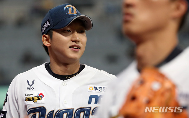 [서울=뉴시스] 박주성 기자 = 18일 오후 서울 구로구 고척스카이돔에서 열린 2020 KBO 한국시리즈 2차전 NC 다이노스와 두산 베어스의 경기, 1회초 투아웃 주자 1, 2루 위기를 막은 NC 선발 구창모가 환하게 웃으며 덕아웃으로 들어오고 있다. 2020.11.18. park7691@newsis.com