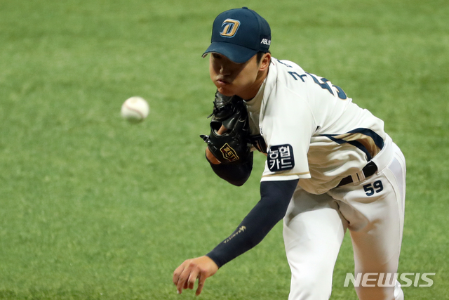 [서울=뉴시스] 이윤청 기자 = 18일 오후 서울 구로구 고척스카이돔에서 열린 2020 KBO 한국시리즈 2차전 NC 다이노스와 두산 베어스의 경기, 1회초 NC 선발 구창모가 역투하고 있다. 2020.11.18.&nbsp; radiohead@newsis.com