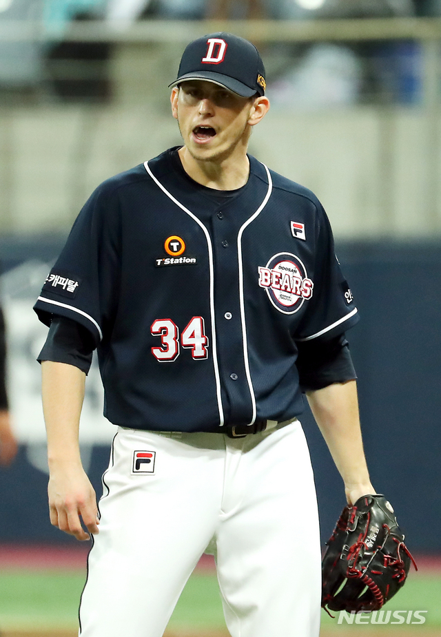 [서울=뉴시스] 이윤청 기자 = 18일 오후 서울 구로구 고척스카이돔에서 열린 2020 KBO 한국시리즈 2차전 NC 다이노스와 두산 베어스의 경기, 6회말 NC의 공격을 막은 플렉센이 환호하고 있다. 2020.11.18.&nbsp; radiohead@newsis.com