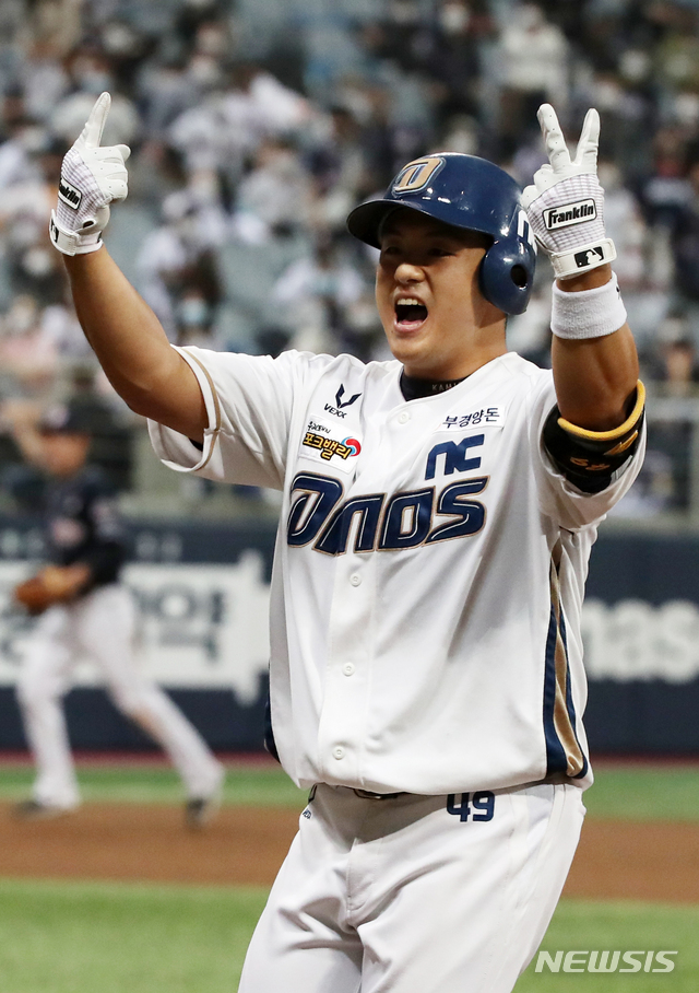 [서울=뉴시스] 박주성 기자 = 18일 오후 서울 구로구 고척스카이돔에서 열린 2020 KBO 한국시리즈 2차전 NC 다이노스와 두산 베어스의 경기, 9회말 원아웃 주자 만루에서 NC 강진성이 2타점 적시타를 치고 있다. 2020.11.18. park7691@newsis.com