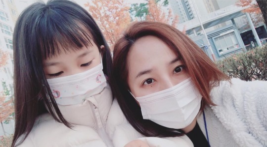 [서울=뉴시스] 그룹 'S.E.S' 출신 가수 겸 배우 유진(오른쪽)과 큰딸 김로희 (사진 출처=유진 인스타그램) 2020.11.19. photo@newsis.com