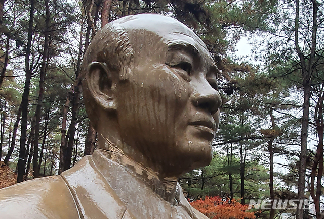 [청주=뉴시스] 조성현 기자 = 옛 대통령 별장인 충북 청주시 상당구 청남대 안에 설치된 전두환 전 대통령 동상의 목 부위가 19일 시민에 의해 훼손됐다. 2020.11.19. jsh0128@newsis.com