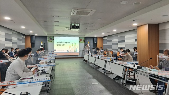 [안동=뉴시스] 19일 도청 화랑실에서 '제6차 2020 농촌살리기 정책토론회'가 열리고 있다. (사진=경북도 제공) 2020.11.19