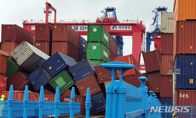 [부산=뉴시스] 부산지역에 강풍주의보가 발효된 19일 오후 강서구 부산항 신항의 한 부두 내 야적장에 적재된 빈 컨테이너가 강풍에 무너지는 사고가 발생했다. (사진=독자 제공). 2020.11.19.&nbsp;&nbsp; photo@newsis.com