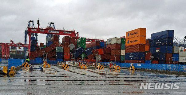 [부산=뉴시스] 부산지역에 강풍주의보가 발효된 19일 오후 강서구 부산항 신항 5부두에서 야적장에 적재된 컨테이너 30여개가 강풍에 무너지는 사고가 발생했다. (사진=부산항만공사 제공). 2020.11.19.&nbsp;&nbsp; photo@newsis.com