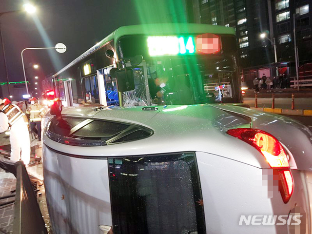 [천안=뉴시스]이종익 기자 = 19일 오후 5시 40분께 충남 천안시 서북구 두정동 두정육교와 천안대로 인근 3차선 도로에서 승용차가 시내버스와 교통사고 후 넘어져 있다. 2020.11.19. (사진=천안서북소방서 제공) photo@newsis.com