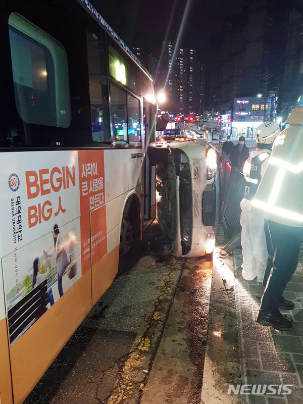 [천안=뉴시스]이종익 기자 = 19일 오후 5시 40분께 충남 천안시 서북구 두정동 두정육교와 천안대로 인근 3차선 도로에서 승용차가 시내버스와 교통사고 후 넘어져 있다. 2020.11.19. (사진=천안서북소방서 제공) photo@newsis.com 