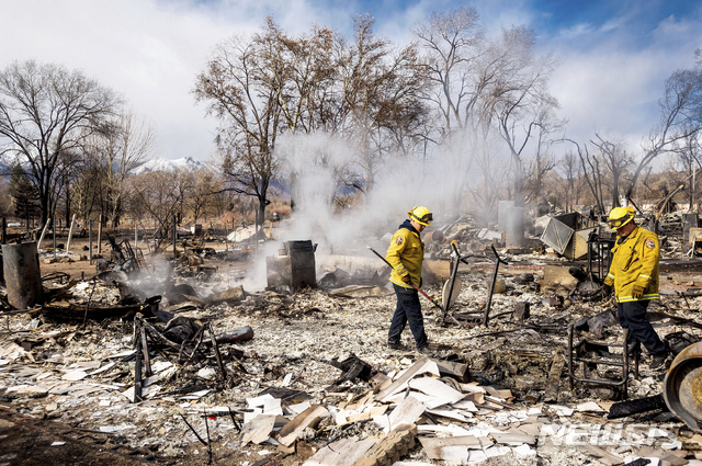 [모노카운티=AP/뉴시스]미 캘리포니아주에서 발생한 '마운틴 뷰' 화재로 18일(현지시간) 캘리포니아 모노 카운티의 워커 커뮤니티에서 소방관들이 잔해만 남은 현장을 살피고 있다. 2020.11.19.
