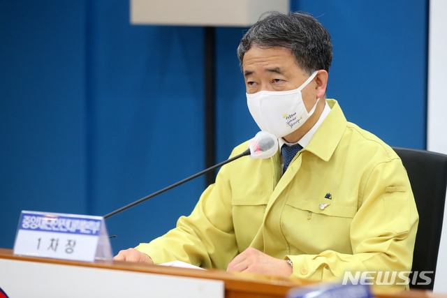 [서울=뉴시스]배훈식 기자 = 박능후 중앙재난안전대책본부 1차장(보건복지부 장관)이 19일 오전 서울 종로구 외교부 청사에서 열린 신종 코로나바이러스 감염증(코로나19) 대응 중대본 회의에 참석해 발언하고 있다. 2020.11.19. dahora83@newsis.com