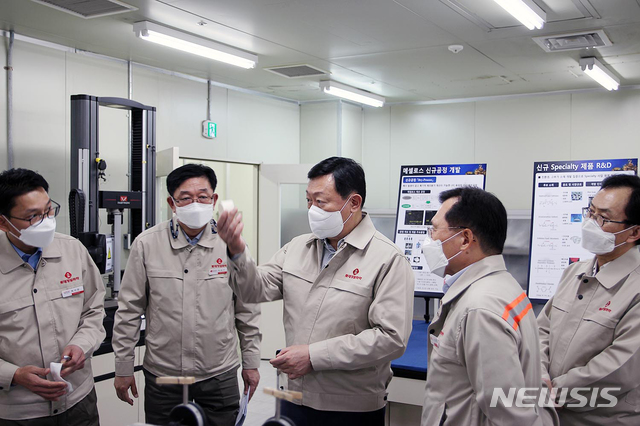 [서울=뉴시스]신동빈 롯데그룹 회장이 18일 롯데정밀화학 울산공장을 방문해 응용실험실 내 메셀로스 제품이 사용된 배기가스 정화용 자동차 세라믹 필터를 살펴보고 있다. (사진=롯데지주 제공) 2020.11.19.photo@newsis.com