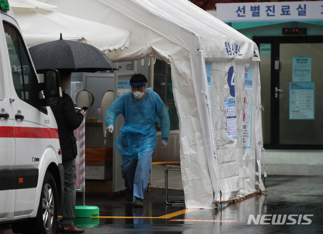 [서울=뉴시스] 조수정 기자 = 코로나19 일일 신규확진자가 다시 300명 대로 증가하는 등 증가세가 이어지는 가운데 19일 오전 서울 중구 국립중앙의료원 선별진료소에서 출국 예정자, 시민들이 코로나19 검사를 받기 위해 기다리고 있다. 2020.11.19.&nbsp; chocrystal@newsis.com