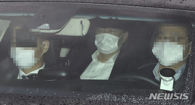 [서울=뉴시스]최진석 기자 = 윤석열 검찰총장이 19일 오전 서울 서초구 대검찰청으로 출근하고 있다. 2020.11.19. myjs@newsis.com