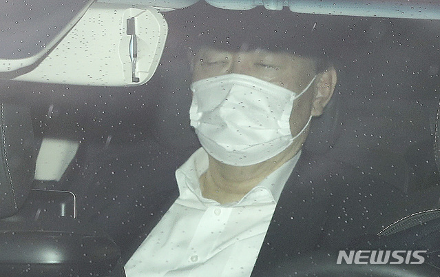 [서울=뉴시스]최진석 기자 = 윤석열 검찰총장이 19일 오전 서울 서초구 대검찰청으로 출근하고 있다. 2020.11.19.&nbsp; myjs@newsis.com 