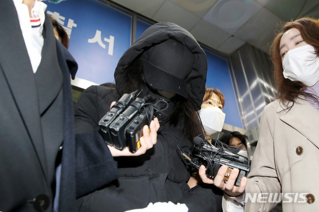 [서울=뉴시스]김병문 기자 = 16개월 입양 아동을 학대한 혐의로 구속된 양어머니가 19일 오전 서울 양천구경찰서에서 검찰로 송치되고 있다. 2020.11.19.  dadazon@newsis.com