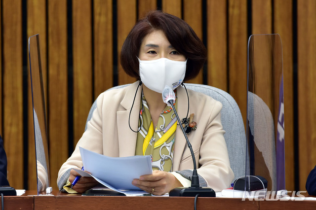 [서울=뉴시스] 전진환 기자 = 한정애 더불어민주당 정책위의장이 19일 오전 서울 여의도 국회에서 열린 당 정책조정회의에서 발언하고 있다. (공동취재사진) 2020.11.19. photo@newsis.com