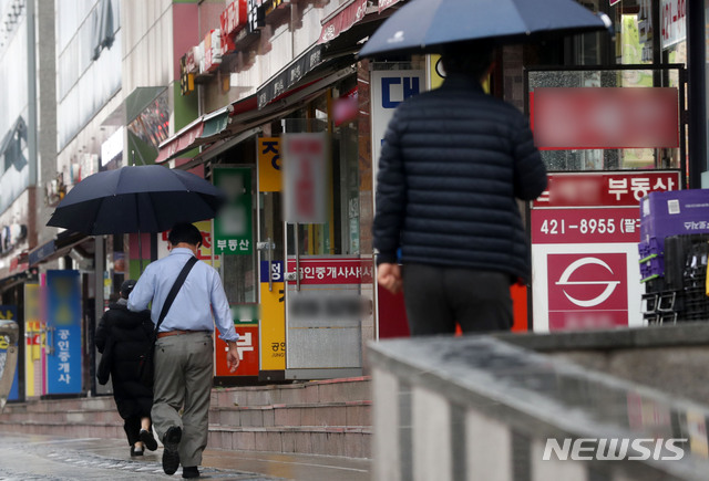 [서울=뉴시스]홍효식 기자 = 19일 오전 서울 송파구의 한 상가 부동산 밀집 지역에 출입문이 열려 있다. 2020.11.19. yesphoto@newsis.com